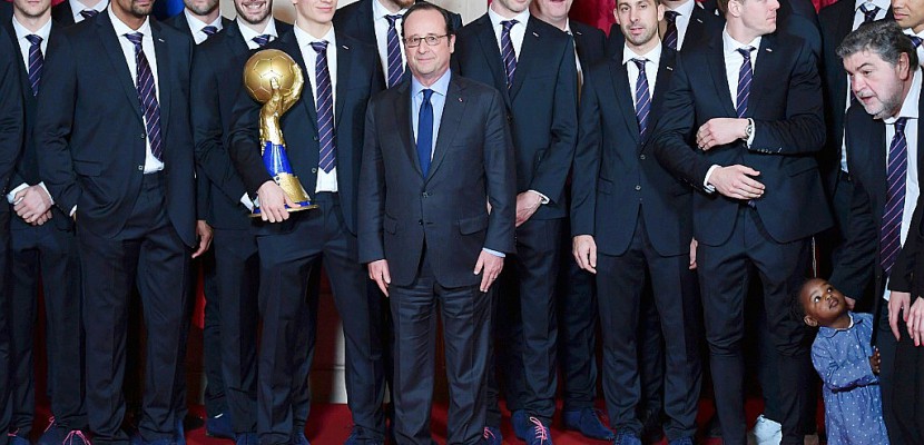 Hand: Hollande salue "passion" et "fierté" des Bleus à l'Elysée