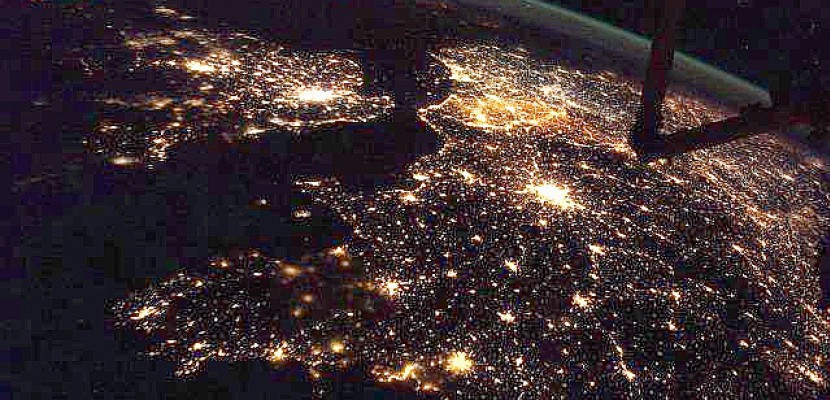saint lo . Espace : depuis l'ISS, Thomas Pesquet photographie de nuit sa Normandie natale