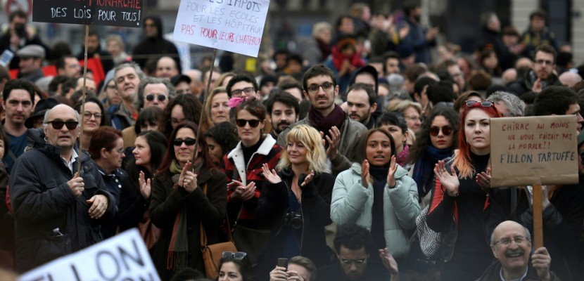 Plusieurs centaines de manifestants à Paris "contre la corruption des élus"