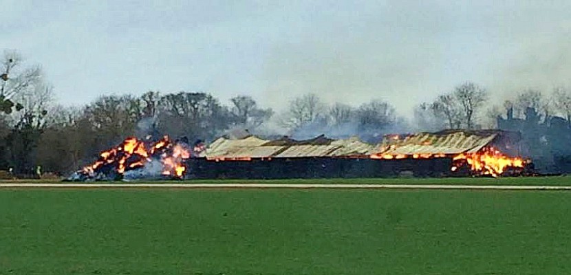 Caen. Calvados : un hangar en flammes à Saint-Aubin d'Arquenay