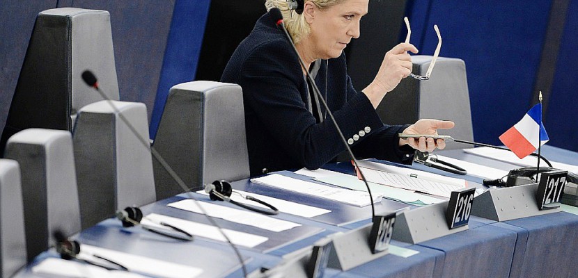 Eurodéputés: pourquoi le FN est soupçonné d'emplois fictifs