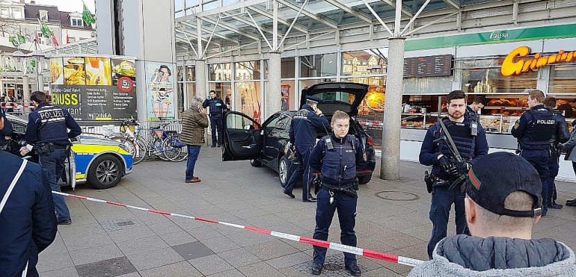 Allemagne: une voiture fonce sur des passants, au moins 3 blessés