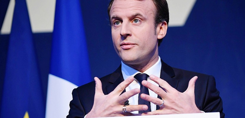 Macron présente son programme, Fillon repart en campagne