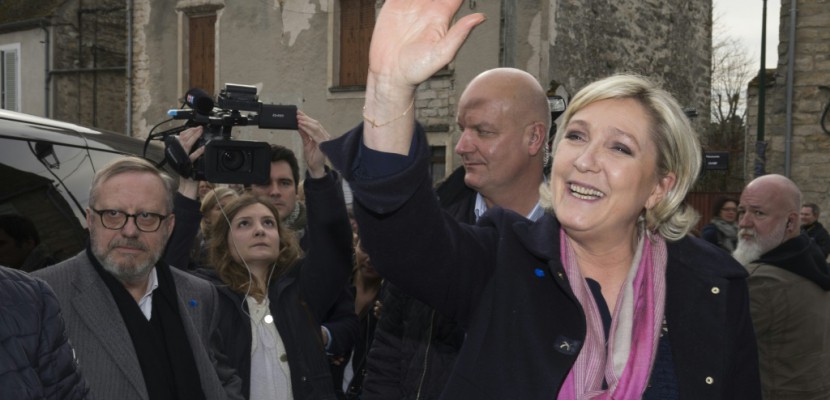 Le Pen répète sur CBS son opposition au voile dans les lieux publics