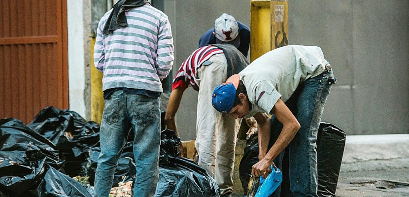Dans un Venezuela en crise, la faim pousse à fouiller les poubelles
