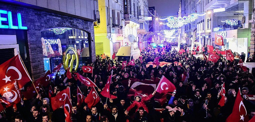 Turquie: le drapeau néerlandais arraché au consulat à Istanbul