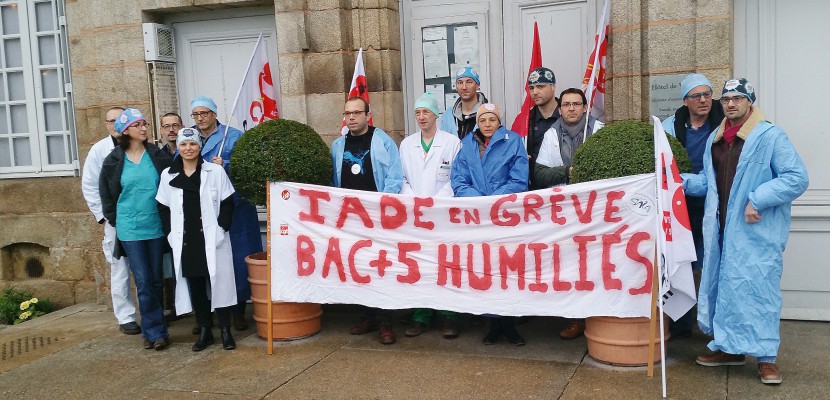 Alençon. Alençon: les anesthésistes en grève manifestent devant l'hôtel de ville