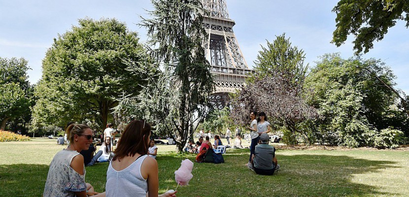 Pour des touristes ou habitués, le Champ-de-Mars près de la tour Eiffel mérite mieux