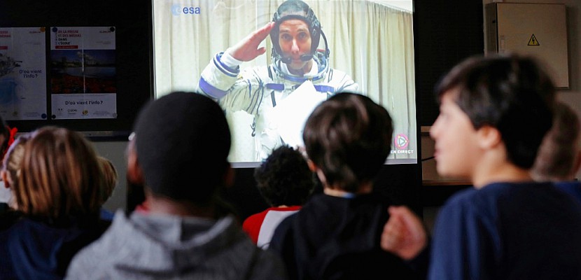 Conversation entre l'astronaute Thomas Pesquet et 200.000 élèves