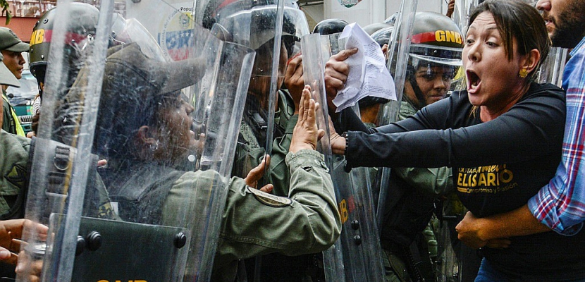 Venezuela : tous les pouvoirs aux mains du président Maduro