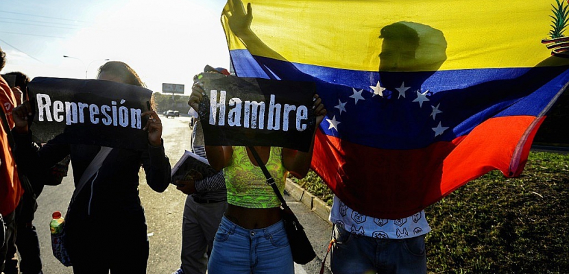 Venezuela: accusé de "coup d'Etat", Maduro sous une pluie de critiques