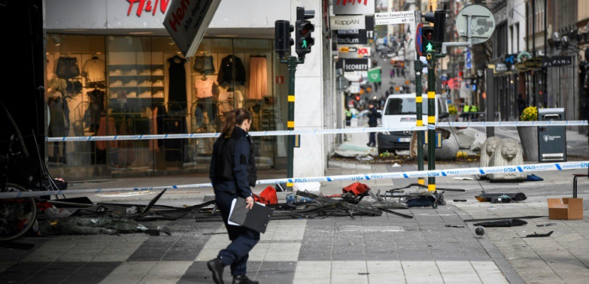Attentat à Stockholm: un engin suspect retrouvé dans le camion