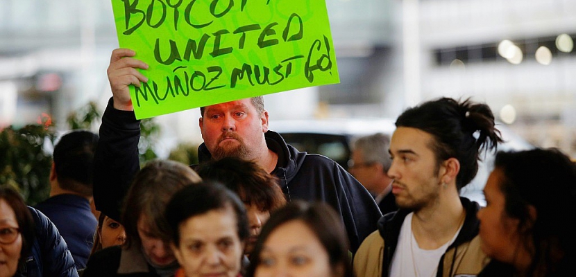 Passager expulsé: le PDG d'United Airlines ne démissionnera pas