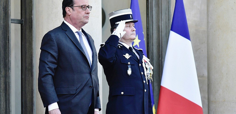 Hollande fait irruption dans la campagne pour mettre en garde contre le "péril" Mélenchon