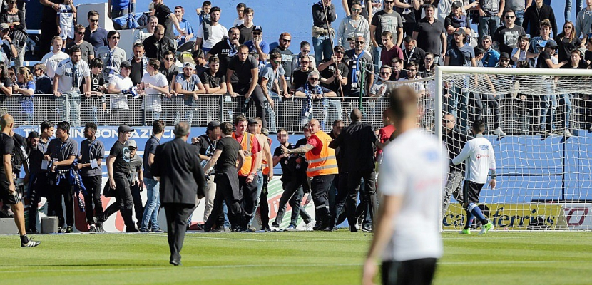 Ligue 1: des supporters de Bastia rentrent sur la pelouse de Furiani et prennent à partie les joueurs lyonnais