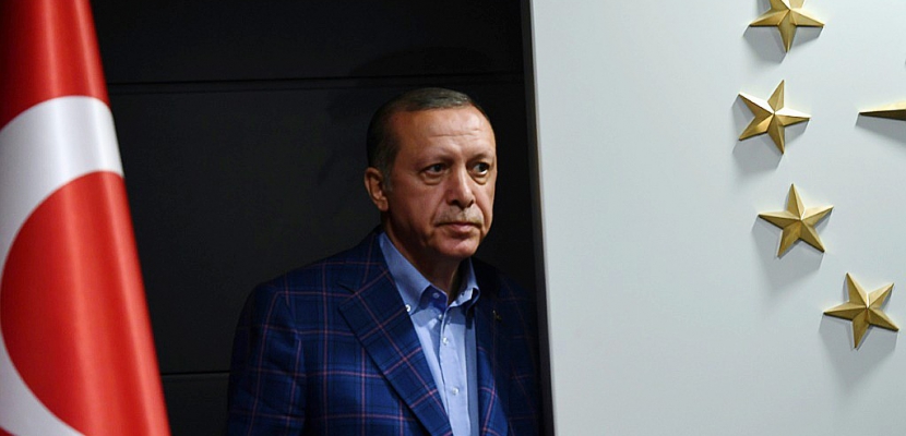 Turquie: Erdogan doit réintégrer le parti au pouvoir fin avril