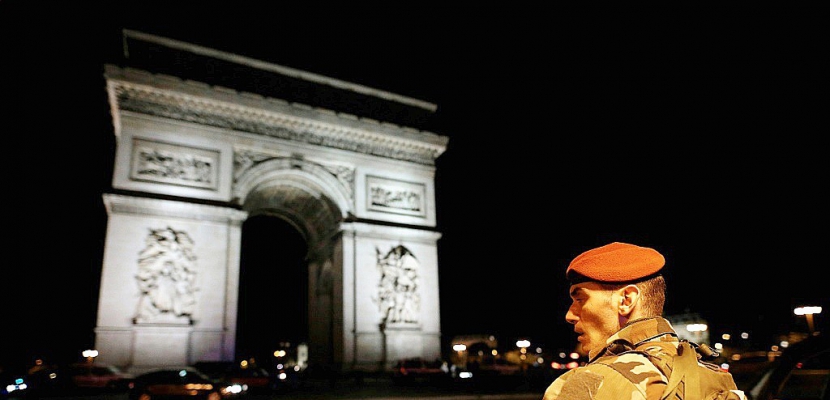 Attentat Champs-Elysées: un mot manuscrit défendant "Daech" retrouvé près de l'assaillant