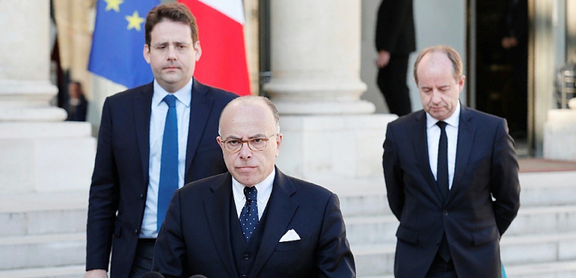 Cazeneuve accuse Le Pen et Fillon de choisir "l'outrance et la division"