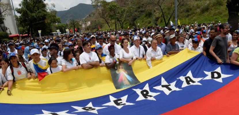 Venezuela: l'opposition défile en silence en hommage aux 20 morts