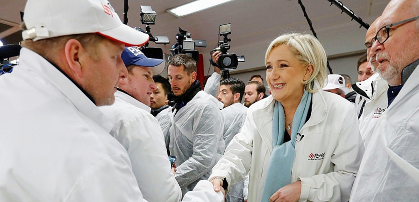 Le Pen à l'attaque sur le terrain alors que Macron temporise