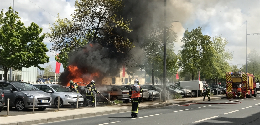 Caen. Une voiture prend feu sur le port de Caen