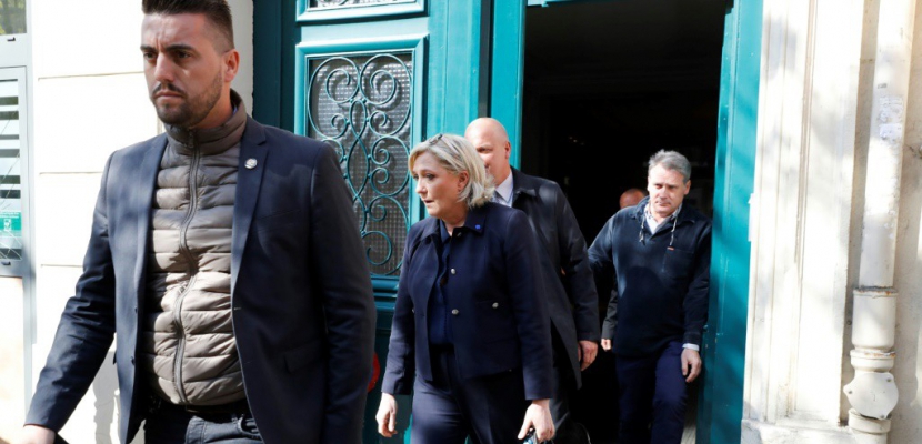 Présidentielle: Le Pen courtise les "insoumis"