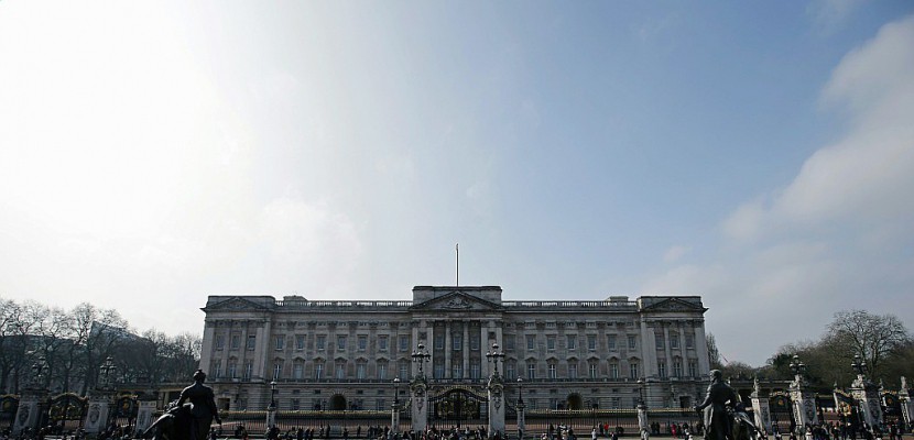 Londres: effervescence inhabituelle autour de Buckingham Palace