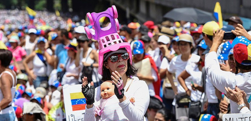 Venezuela: vastes manifestations de femmes pour et contre Maduro