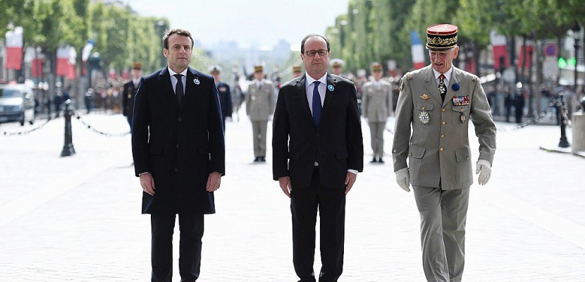 8 mai: Hollande et Macron ont déposé ensemble la gerbe traditionnelle sous l'Arc de Triomphe