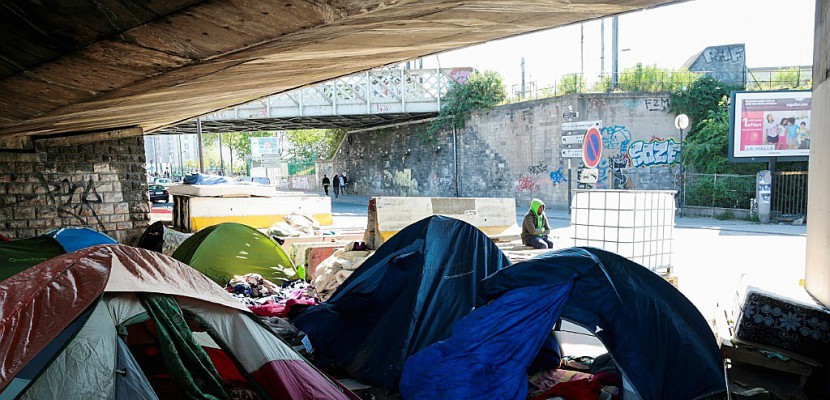 Des campements de migrants évacués porte de la Chapelle à Paris