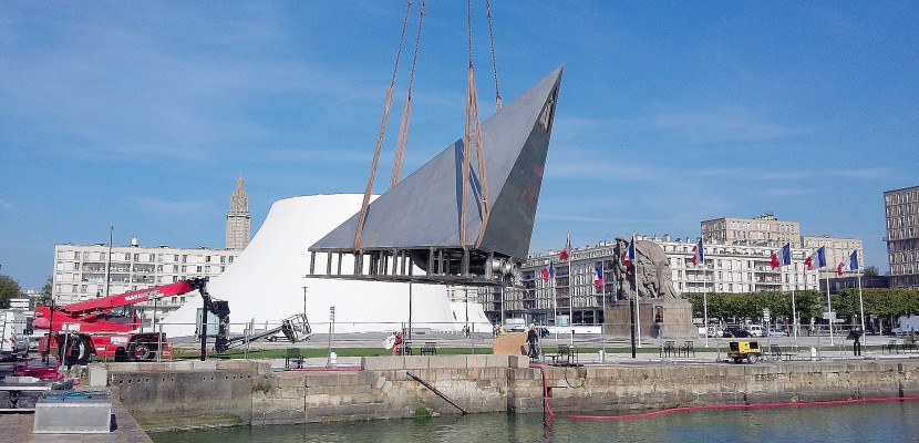 Le-Havre. 500 ans du Havre : la mise en place de l'oeuvre "Impact" [photos]