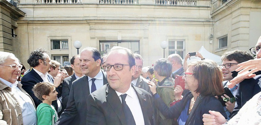 Hollande se rend au siège du PS sous les applaudissements