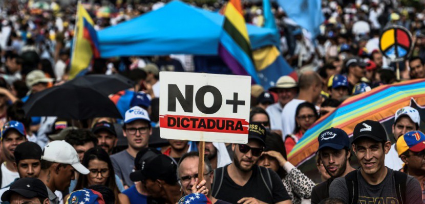 Venezuela: un mort pendant un sit-in géant contre le président Maduro