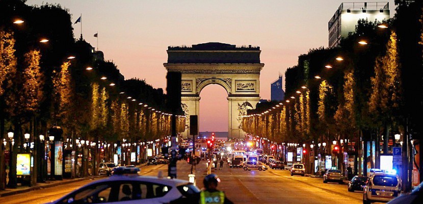 Attentat des Champs-Élysées: un homme en lien avec le tueur en garde à vue
