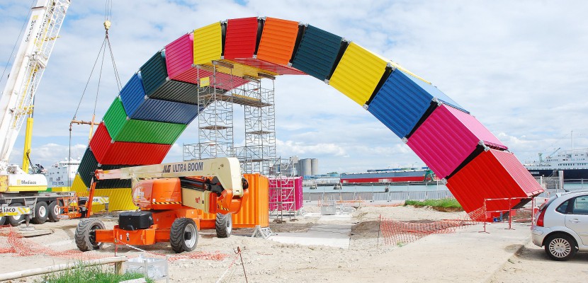 le Havre. 500 ans du Havre : la première arche de l'oeuvre Catène de containers est en place [photos]