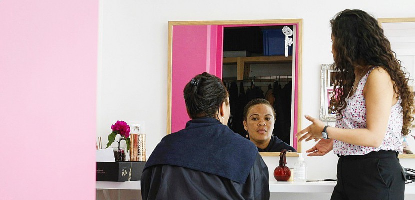 Un salon de beauté qui rend des migrantes "un peu plus comme les autres femmes"