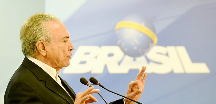 Brésil/corruption : Temer plaide la "naïveté"