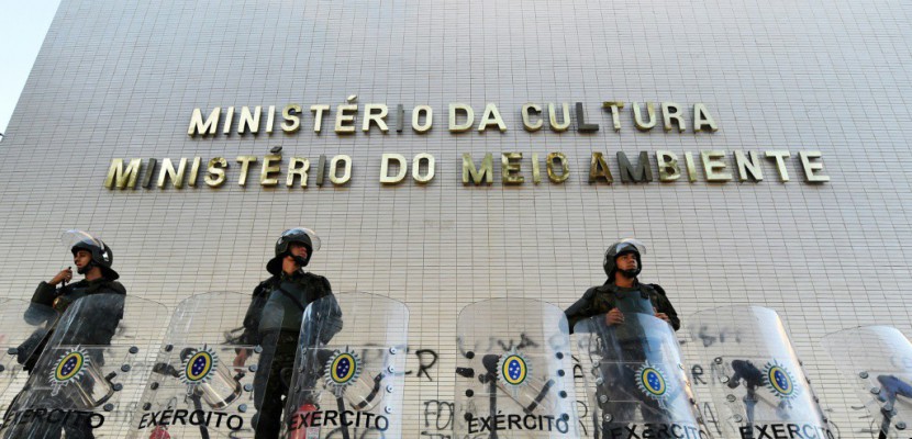 Le président fait marche arrière et retire l'armée de Brasilia