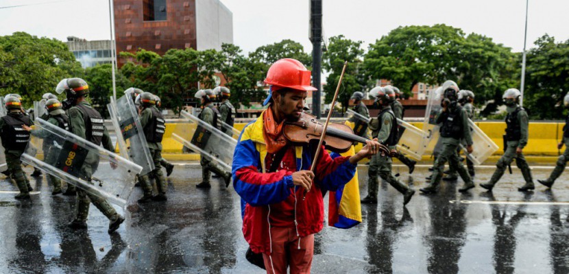 Venezuela: Wonder Woman, nudiste... Cinq icônes des manifestations