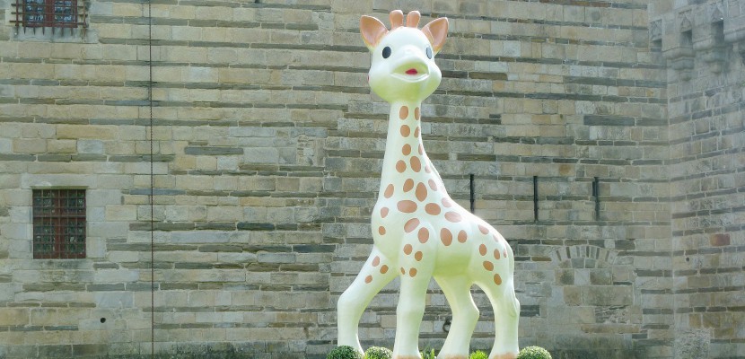Rouen. Une Sophie la girafe géante dans les rues de Rouen