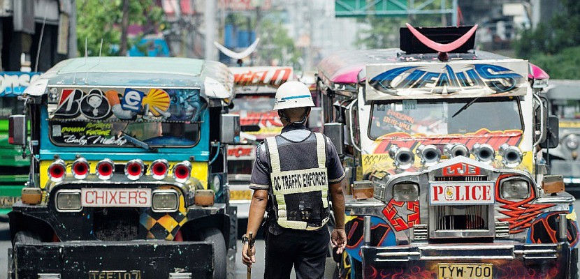 L'avenir incertain des jeepneys, "dinosaures" des routes philippines