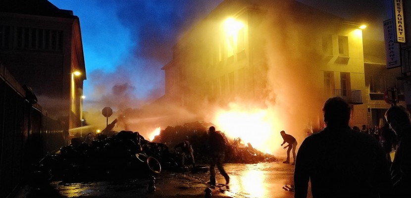 Saint-Lô. Les agriculteurs de la Manche mettent le feu devant la Préfecture à Saint-Lô [photos et vidéos]