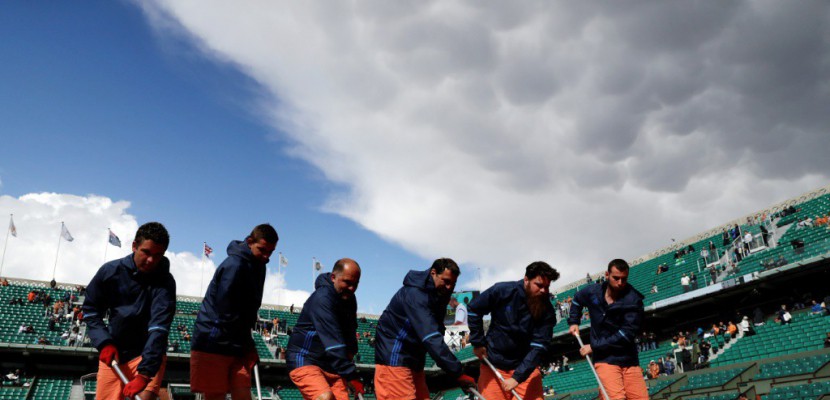 Roland-Garros: la pluie reporte les matches messieurs à mercredi