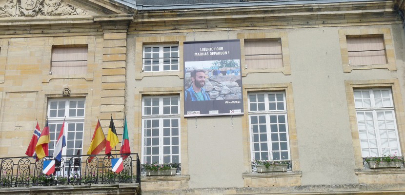 Bayeux. Le portrait de Mathias Depardon sur la façade de l'Hôtel de Ville de Bayeux