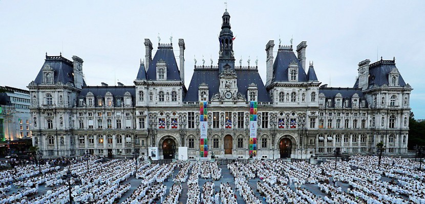 Des milliers de "dîneurs en blanc" devant l'Hôtel de ville de Paris