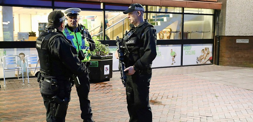 Grande-Bretagne: un homme armé d'un couteau retient des otages à Newcastle