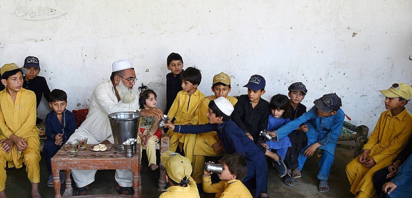 Trois hommes et 100 couffins: la population pakistanaise en plein boom