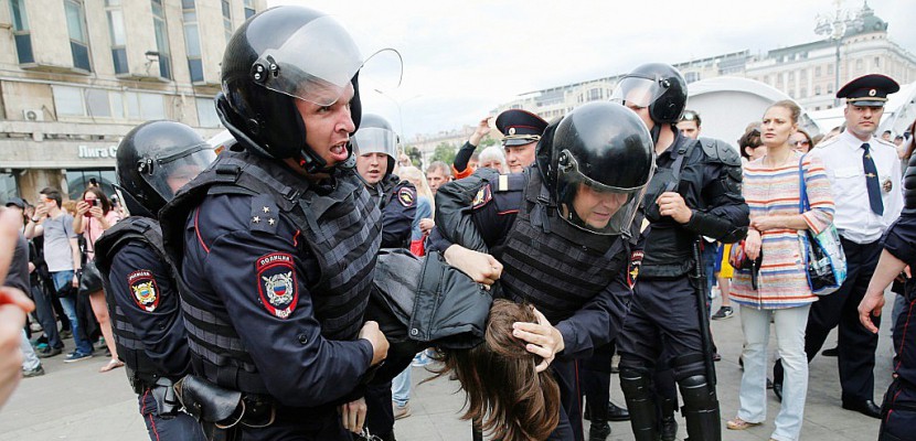 Russie: "les policiers arrêtaient les gens au hasard", dénonce un étudiant