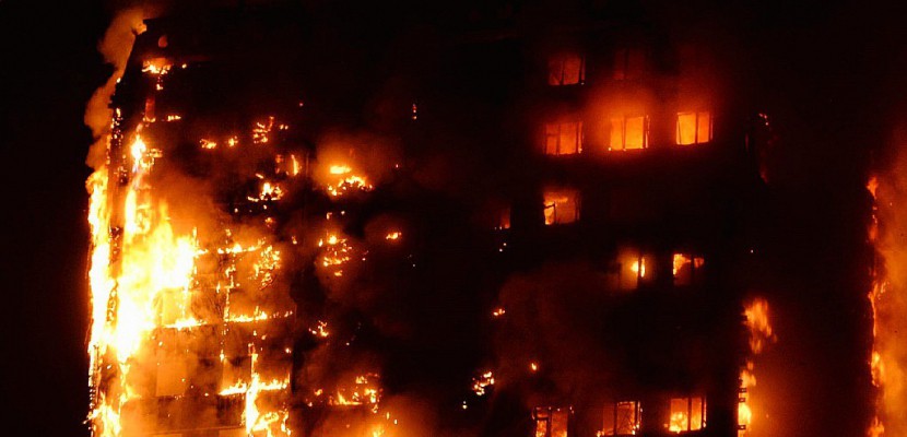 Londres: un incendie spectaculaire ravage une tour d'habitation