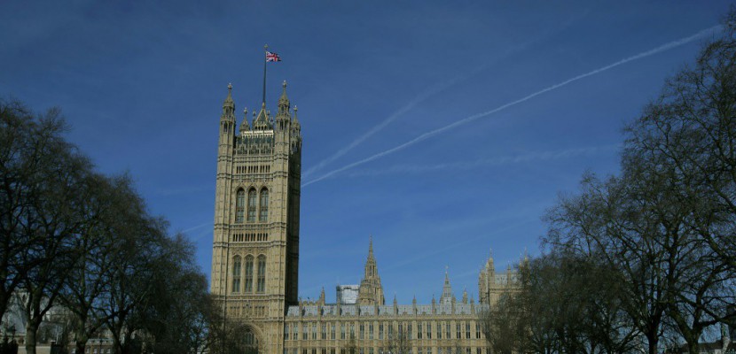 Londres: un homme arrêté devant le Parlement armé d'un couteau